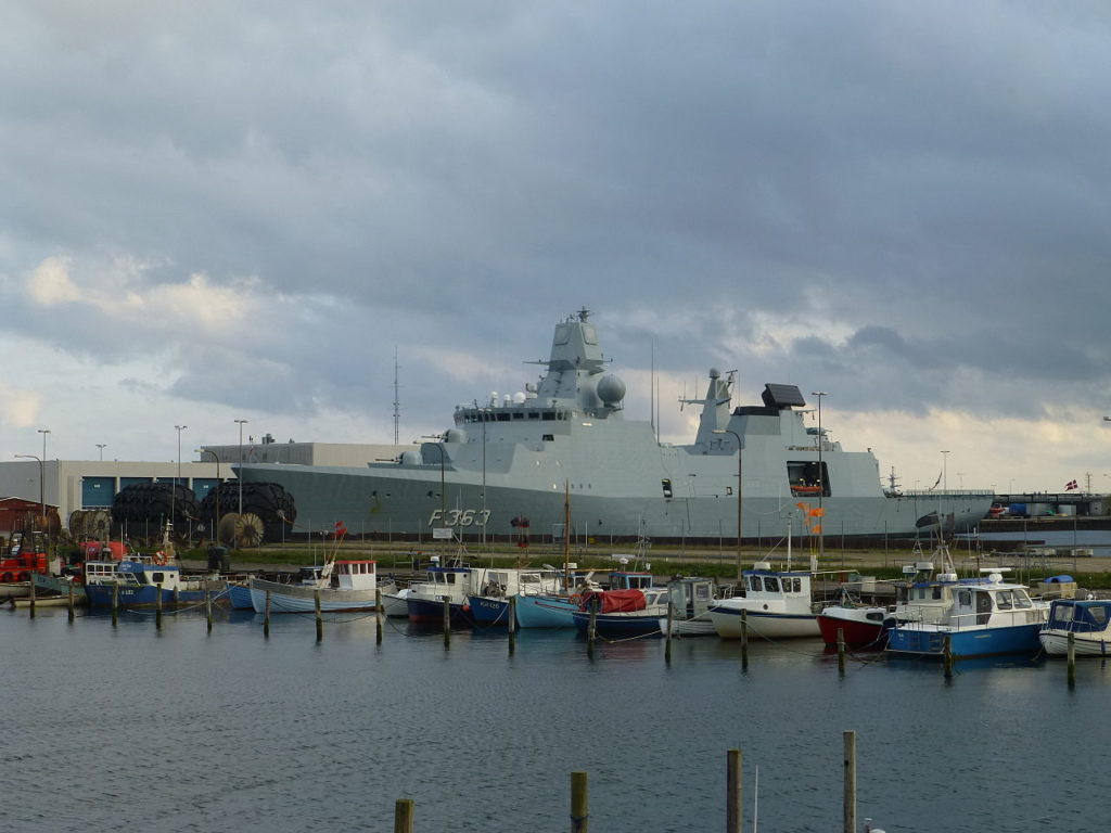 Dansk fregat er bodyguard for fransk hangarskib